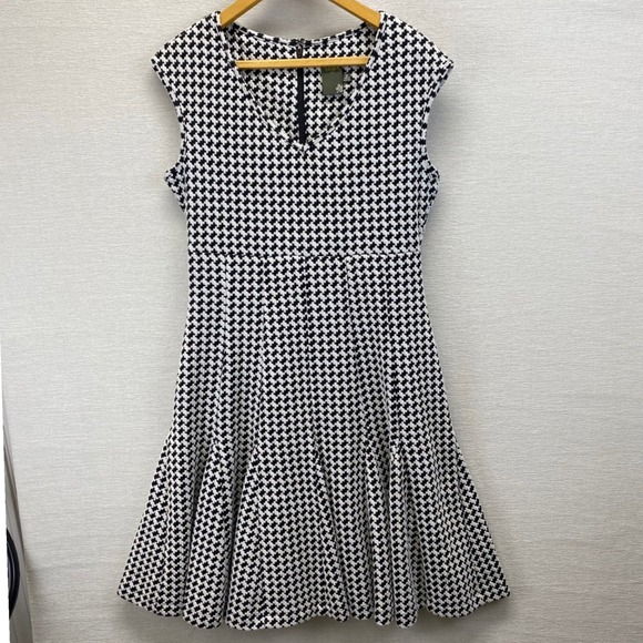 Taylor Women's Black White Houndstooth Fit Flare Dress Size 10 Cap Sleeve V Neck - Picture 2 of 11